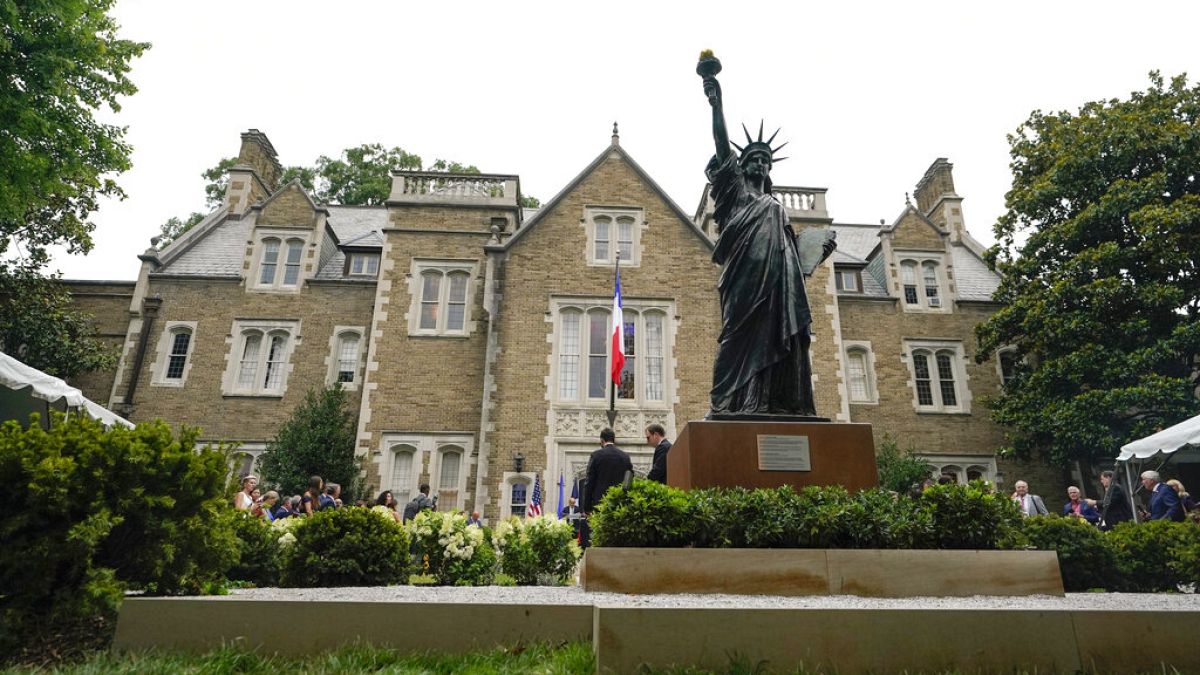 La Statua della Libertà in miniatura, all'ambasciata francese di Washington DC