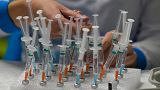 Vacinas continuam a ser a principal arma contra a Covid-19