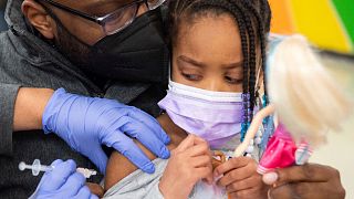 Menina de cinco anos recebe a primeira dose da Comirnaty nos EUA