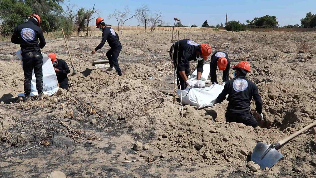 موقع مقبرة جماعية يعتقد أنها تحتوي على جثث مدنيين ومقاتلي تنظيم الدولة الإسلامية في الرقة، سوريا، الأحد 14 تموز/ يوليو 2019