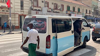Transeuntes numa rua de Luanda