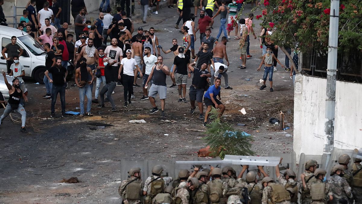 صدامات في بيروت بين جنود لبنانيين ومؤيدي رئيس الوزراء المعين سعد الحريري الذي اعتذر عن تشكيل الحكومة. 2021/07/15