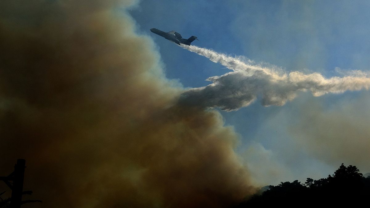 Ρίψη νερού από πυροσβεστικό αεροπλάνο στην προσπάθεια κατάσβεσης δασικής πυρκαγιάς που ξέσπασε σε δύσβατη περιοχή στους Βουρλιώτες Σάμου