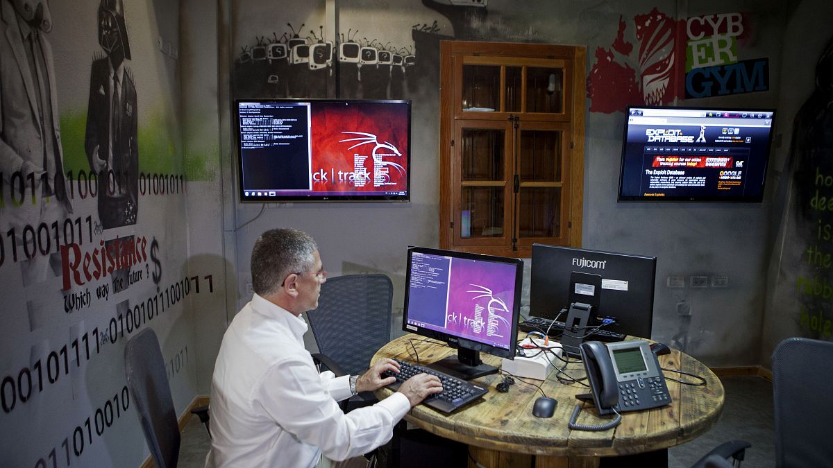 نائب رئيس شركة الكهرباء الإسرائيلية، ياشا هاين، يعمل على جهاز كمبيوتر في مدرسة متخصصة بالأمن الرقمي في مدينة الخضيرة.