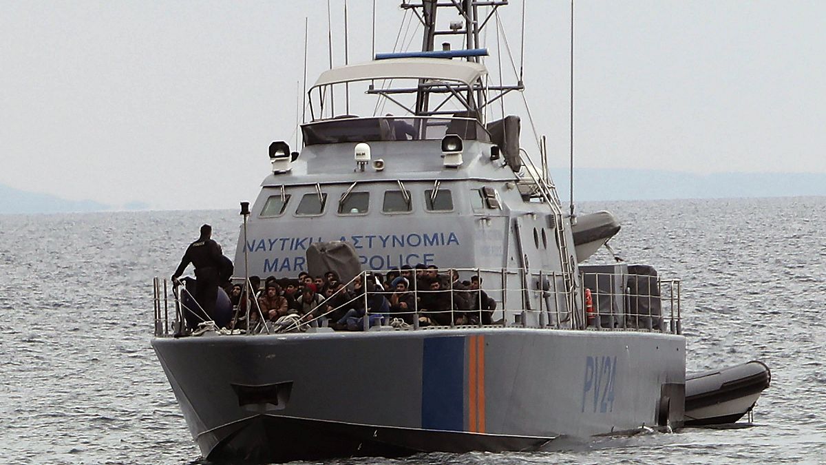 زروق تابع للبحرية القبرصية على متنه عدد من المهاجرين غير الشرعيين، أرشيف