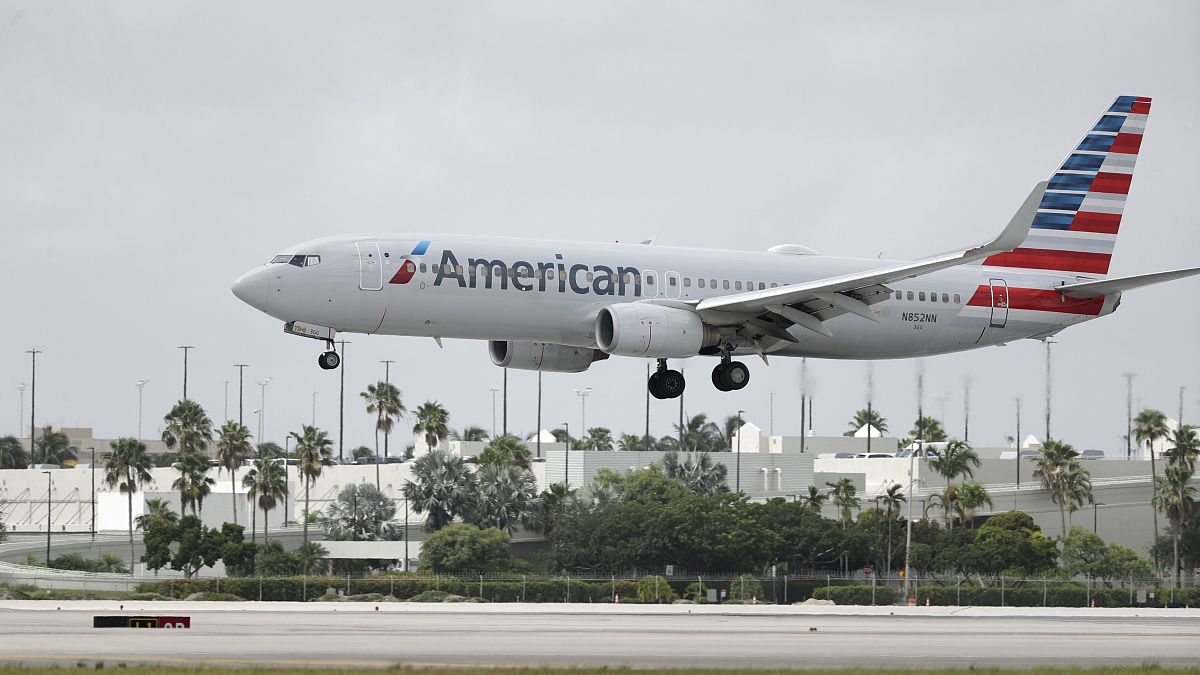 طائرة بوينج 737 تابعة للخطوط الجوية الأمريكية تهبط في مطار ميامي الدولي في الولايات المتحدة.
