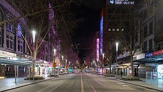 شارع سوانستون  وهو فارغ في منطقة الأعمال المركزية في مدينة ملبورن الاسترالية.