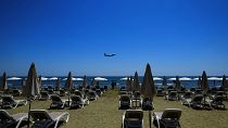 Ein weitgehend menschenleerer Strand bei Larnaca im Mai 2021