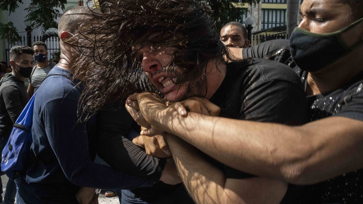 عنصر من الشرطة الكوبية بثياب مدنية يعتقل متظاهر خلال احتجاج على ارتفاع الأسعار ونقص الغذاء وانقطاع التيار الكهربائي في هافانا، كوبا.