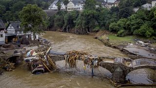 Hochwasser: 130 Tote in Deutschland, 100.000 ohne Strom, Damm gebrochen