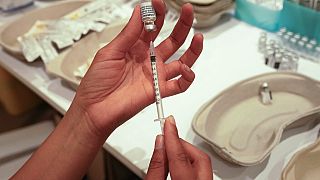 Parigi, 13 luglio: un'infermiera prepara una dose di vaccino Pfizer