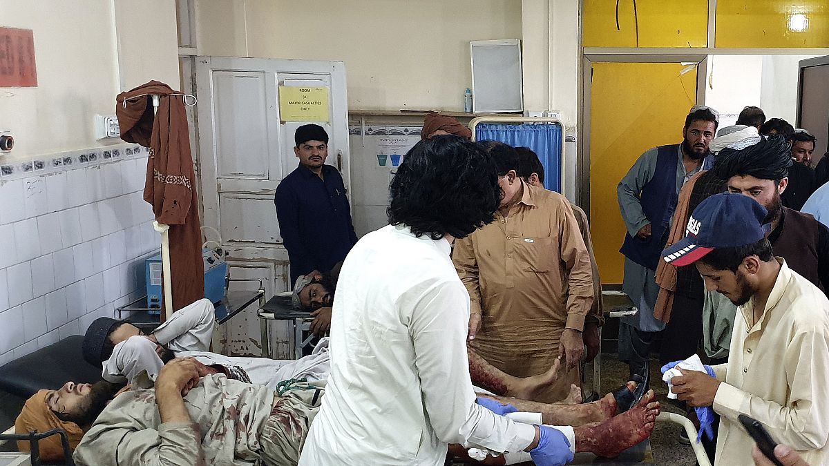 Пакистанские врачи оказывают помощь раненым 