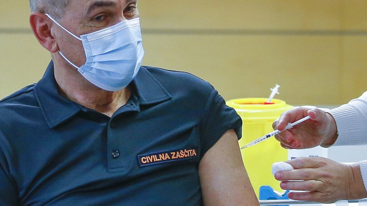 Slovenya Başbakanı Janez Jansa Covid-19 aşısı olurken.