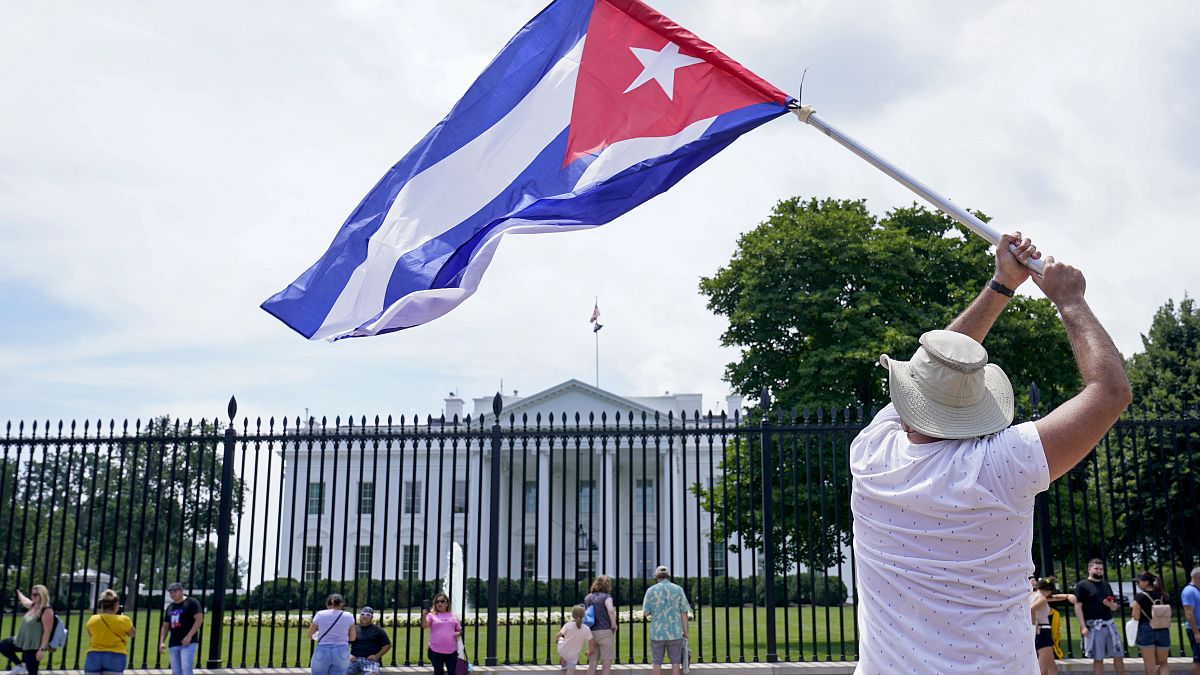 Protesta en favor del pueblo cubano frente a la Casa Blanca