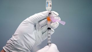 أحد أعضاء إدارة الإطفاء في فيلادلفيا يعد جرعة من لقاح جونسون أند جونسون المضاد لكوفيدـ19 في أحد مواقع التطعيم. 2021/03/26