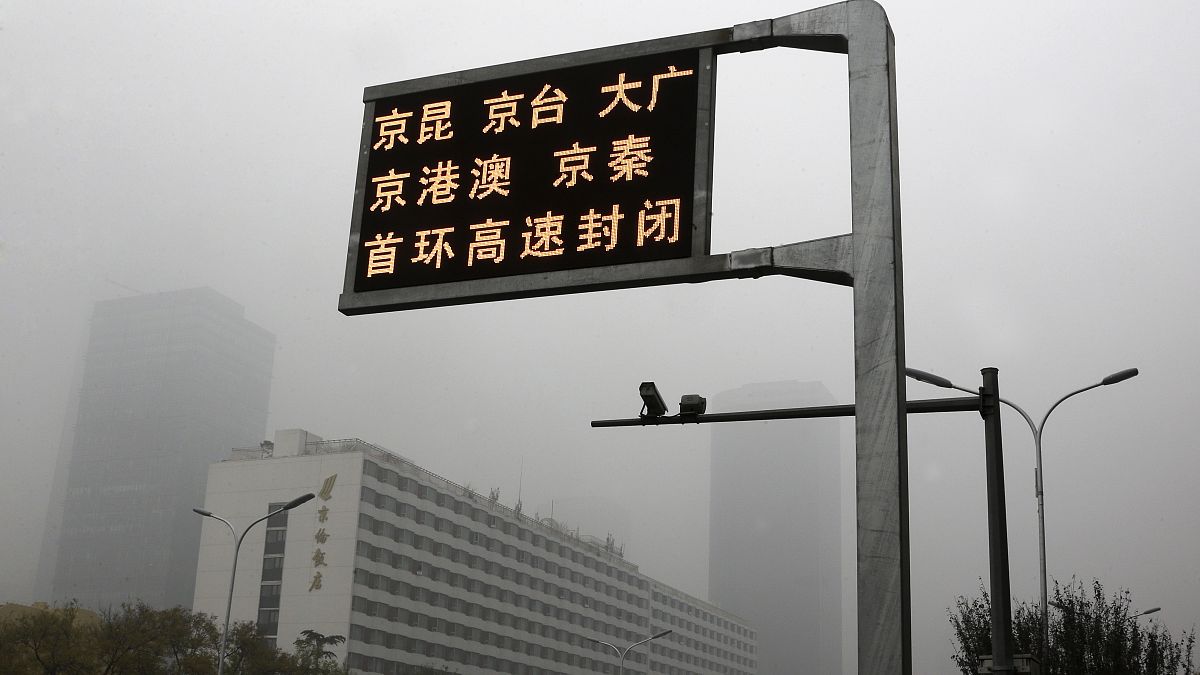  14 novembre 2018: un cartello stradale segnala la chiusura delle autostrade a Pechino, mentre la capitale della Cina è oscurata da un forte smog, 