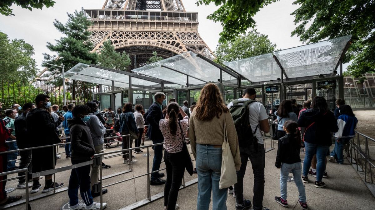 Torre Eiffel reabre ao público em Paris