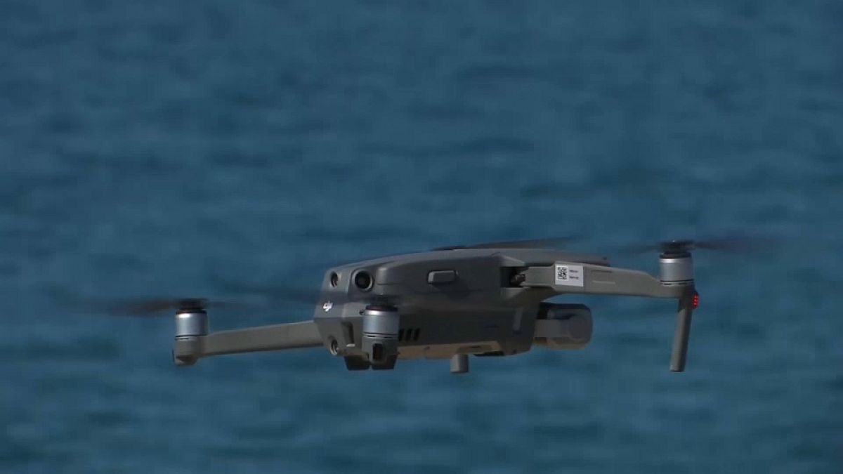 Cataluña está poniendo en marcha una serie de medidas para combatir el nuevo brote de COVID. Hasta el 22 de agosto, dos drones sobrevolarán las playas de Sitges.