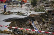 z Ahr folyó áradása következtében beszakadt úttest a Rajna-vidék-Pfalz tartományban fekvő Schuld településen, 2021. 07. 16.