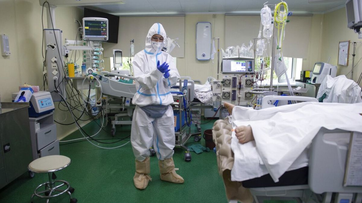 في مستشفى المدينة رقم 52 لمرضى فيروس كورونا في موسكو، روسيا، 13 يوليو 2021