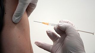 ترغيب وترهيب… أسلوب الدول الأوروبية الجديد لدفع الناس للتطعيم