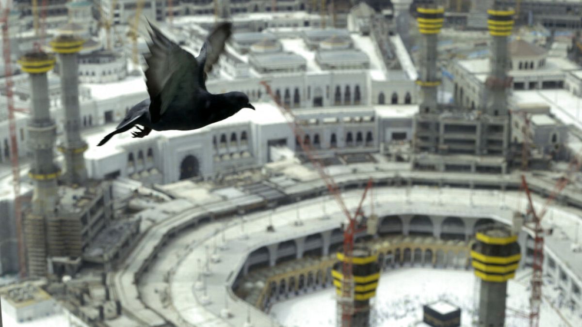 Die zentrale Pilgerstätte Große Moschee in Mekka ist, aus der Vogelperspektive betrachtet, nur ansatzweise mit Menschen gefüllt