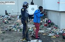 تصاویری از آفریقای جنوبی؛ تعقیب و گریز غارتگران در انبارهای مشروبات الکلی  