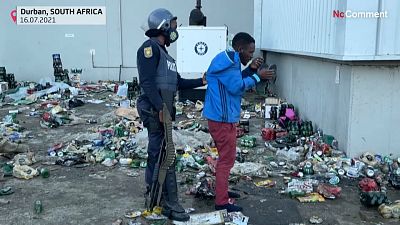 شاهد: اشتباكات بين الشرطة ولصوص أثناء محاولة لسرقة مستودع كحول في ديربان في جنوب أفريقيا