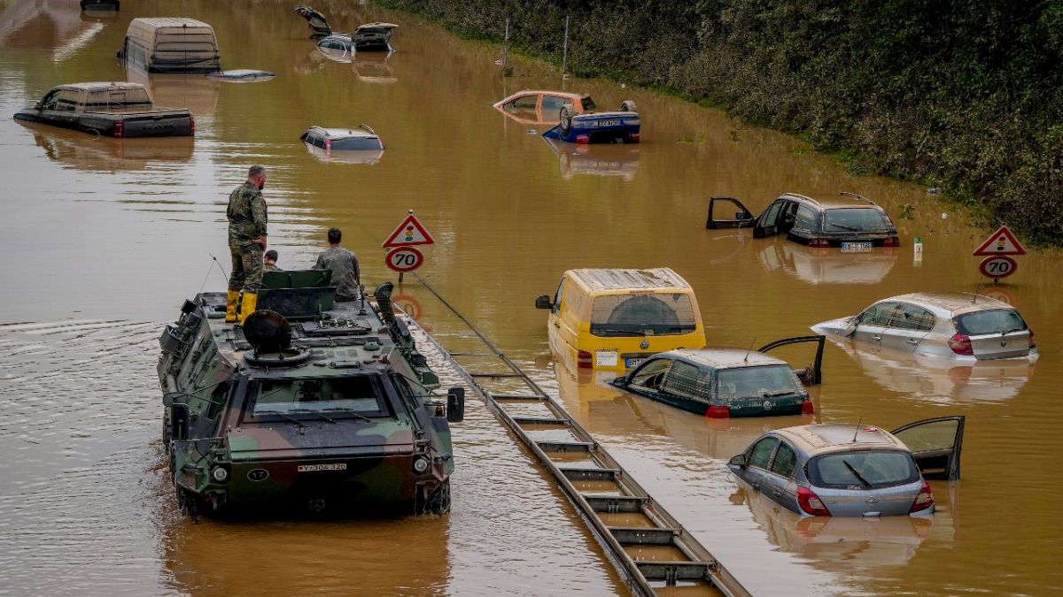 جنود الجيش الألماني يبحثون عن ضحايا في سيارات غارقة في المياه على طريق في إرفتشتات، 17 يوليو  2021