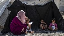 امرأة مع أطفال خارج خيمة في مخيم روج ، يأوي أفراد عائلات متهمين بالانتماء إلى تنظيم داعش، تم نقلهم من مخيم الهول في الحسكة شمال شرقي سوريا. 2020/09/30