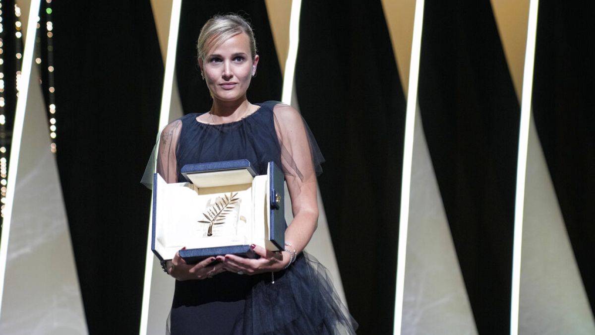 Abschluss in Cannes: Preisträgerin Julia Ducournau mit dem Objekt der Begierde in Händen