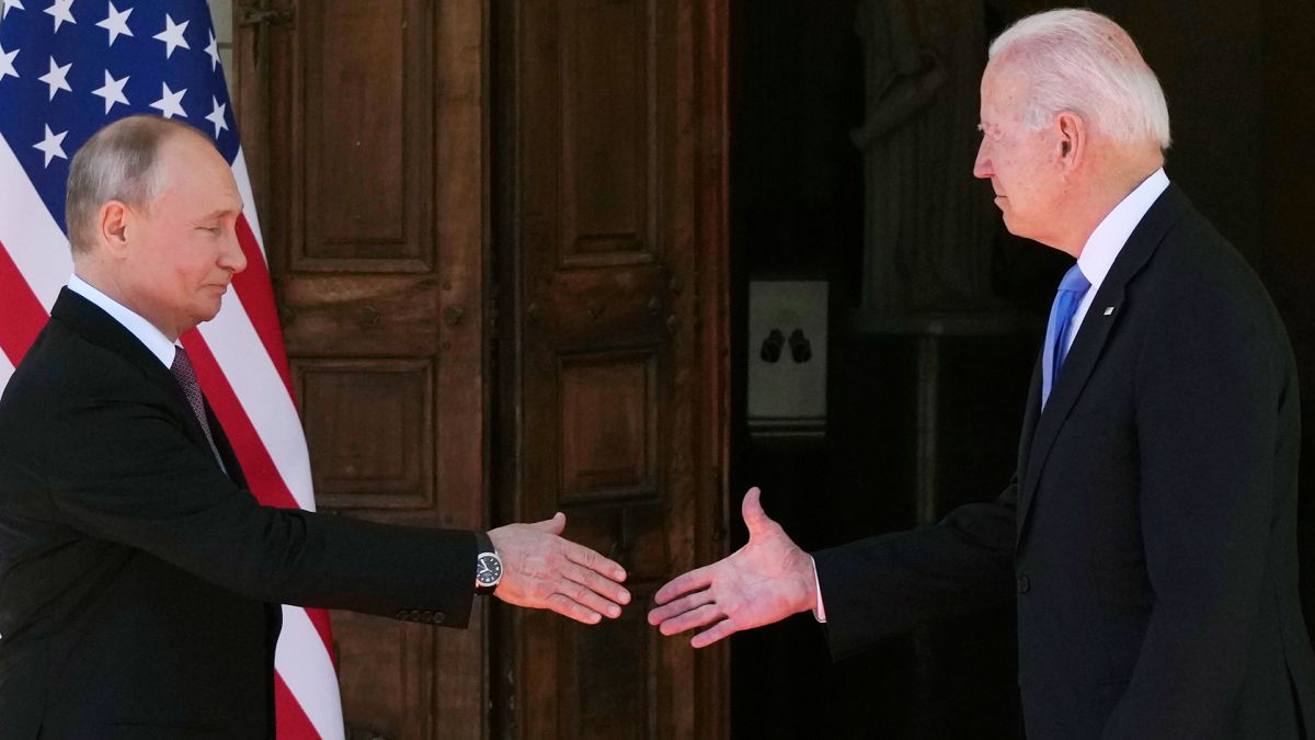 Rusya Devlet Başkanı Vladimir Putin (sol), ABD Başkanı Joe Biden / Cenevre 