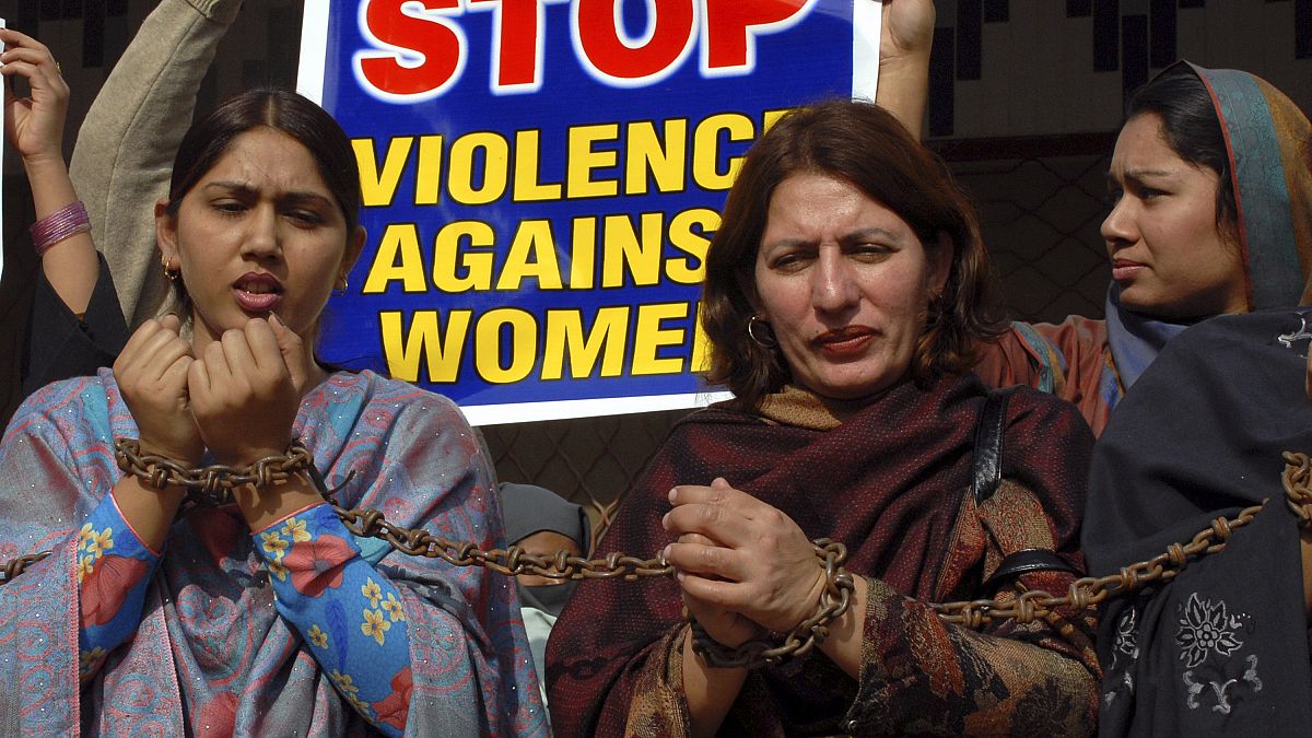 باكستانيات يقيدن أنفسهن خلال تجمع حاشد لإدانة العنف ضد المرأة. ملتان ـ باكستان. 2008/11/25