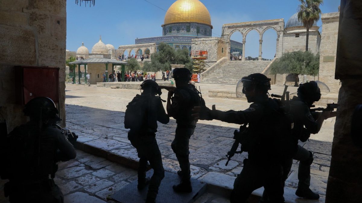 قوات الأمن الإسرائيلية خلال مواجهات مع فلسطينيين أمام مسجد قبة الصخرة في مجمع المسجد الأقصى في البلدة القديمة بالقدس، 18 يونيو 2021
