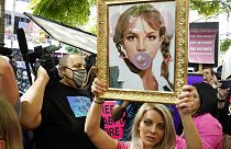 Britney-rajongó a Los Angeles-i bíróság előtt