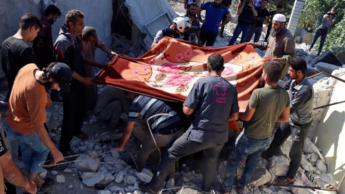 منقذون من الخوذ البيضاء يحفرون وسط أنقاض منزل مدمر أصابته صواريخ النظام السوري في قرية إبلين جنوب إدلب، 15 يوليو 2021