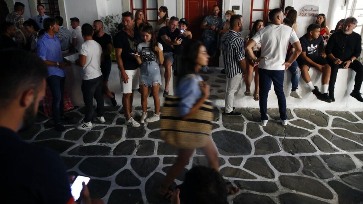 Multitud en una calle de la isla griega de Miconos antes de la pandemia