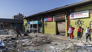 Afrique du Sud : déblayer les décombres et effacer les dégâts des émeutes