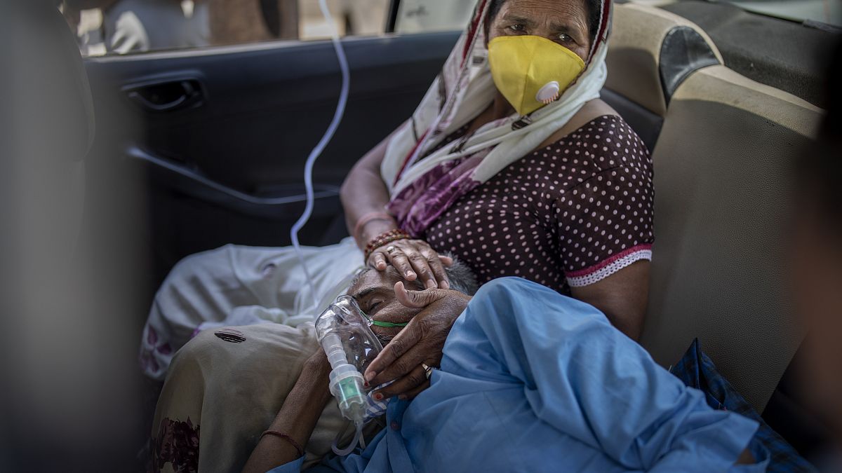 شخص يتنفس من خلال انبوبة أوكسجين بعد إصابته بكورونا في الهند