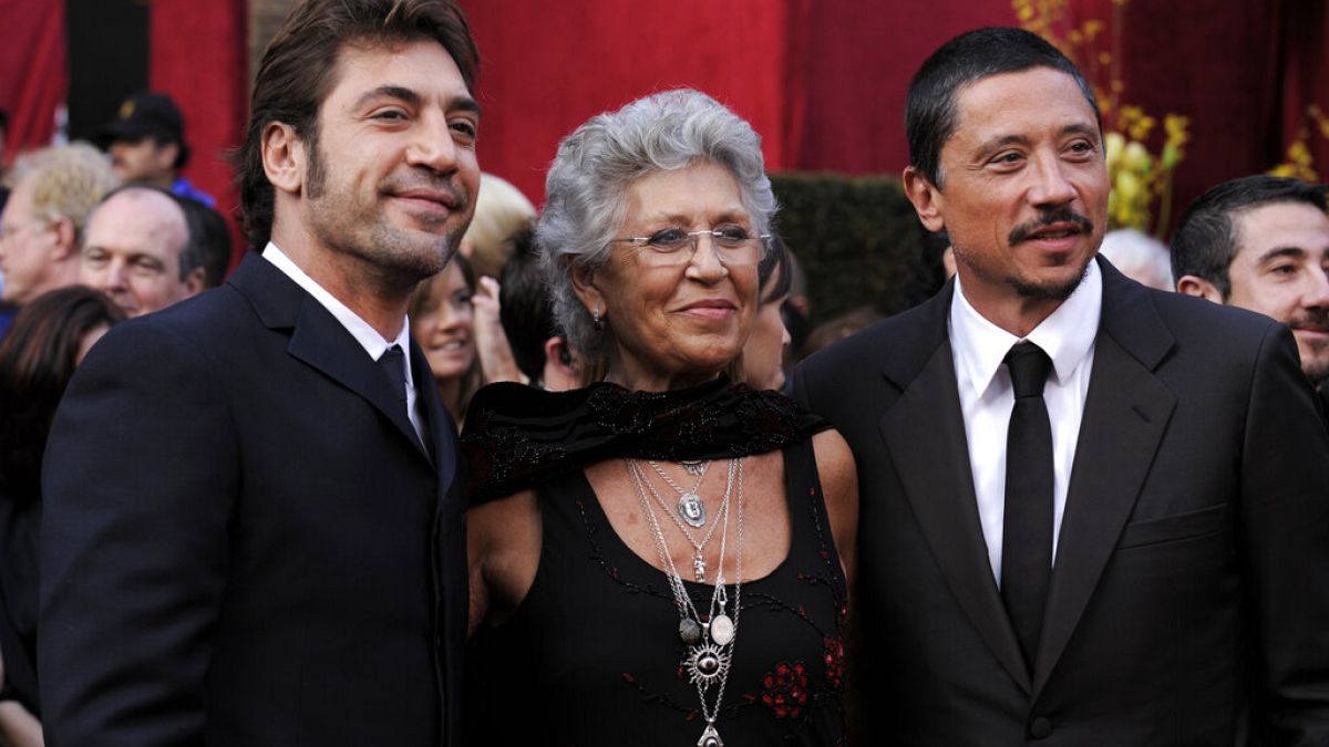 Pilar Bardem junto a sus hijos Javier (izquierda) y Carlos (derecha) en una gala de los Óscar