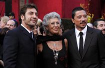 Pilar Bardem junto a sus hijos Javier (izquierda) y Carlos (derecha) en una gala de los Óscar