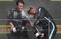 Hamilton vergoss den Sieger-Champagner in Silverstone. Es war sein achter Heimsieg