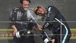 Hamilton vergoss den Sieger-Champagner in Silverstone. Es war sein achter Heimsieg