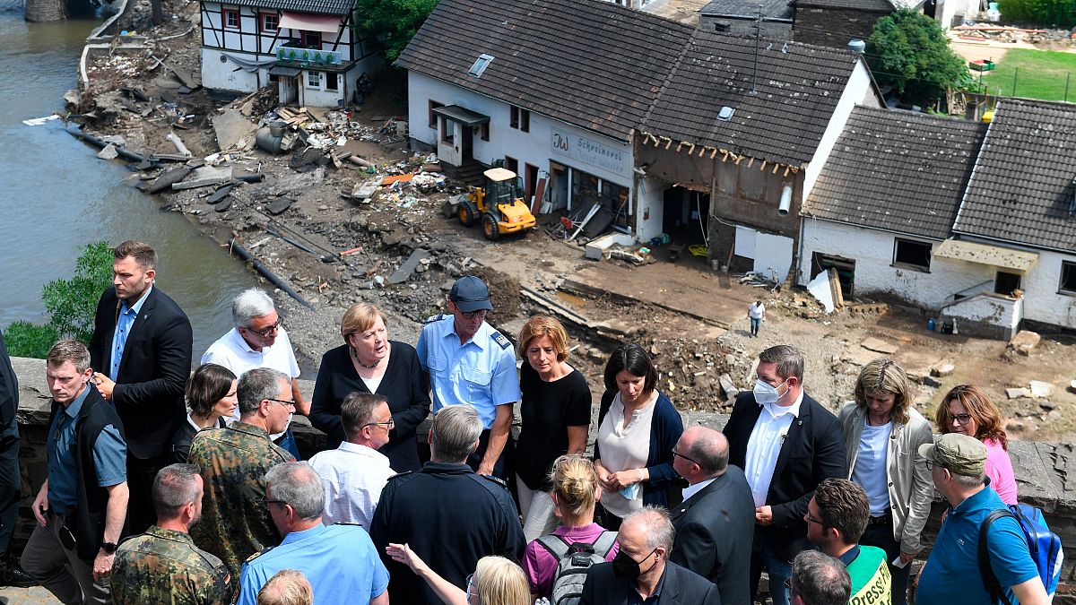 المستشارة الألمانية أنجيلا ميركل، وحاكم ولاية راينلاند بالاتينات الألمانية على جسر في شولد، غرب ألمانيا لمعاينة أضرار الفيضانات. 2021/07/18