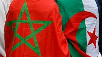 Fas (sol) ve Cezayir bayrakları 