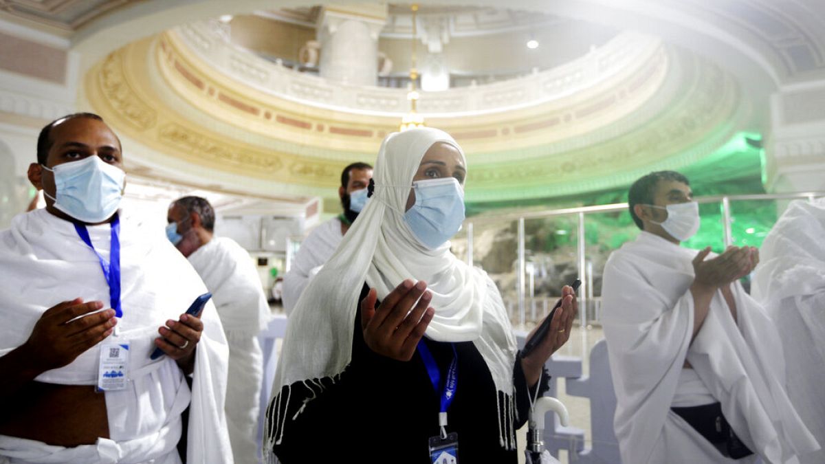 Muszlim zarándokok imádkoznak a Kába-kőnél