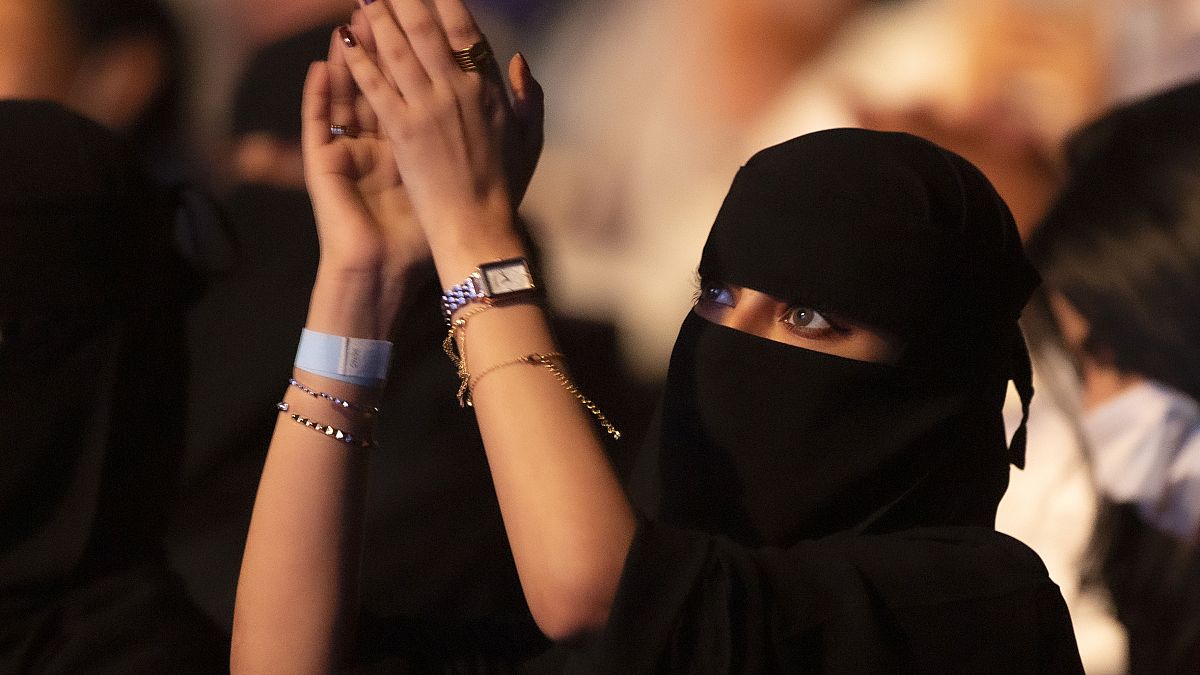 امرأة سعودية تشاهد حفلاً غنائياً للفنان محمد عبده في جدة في الثامن من يوليو