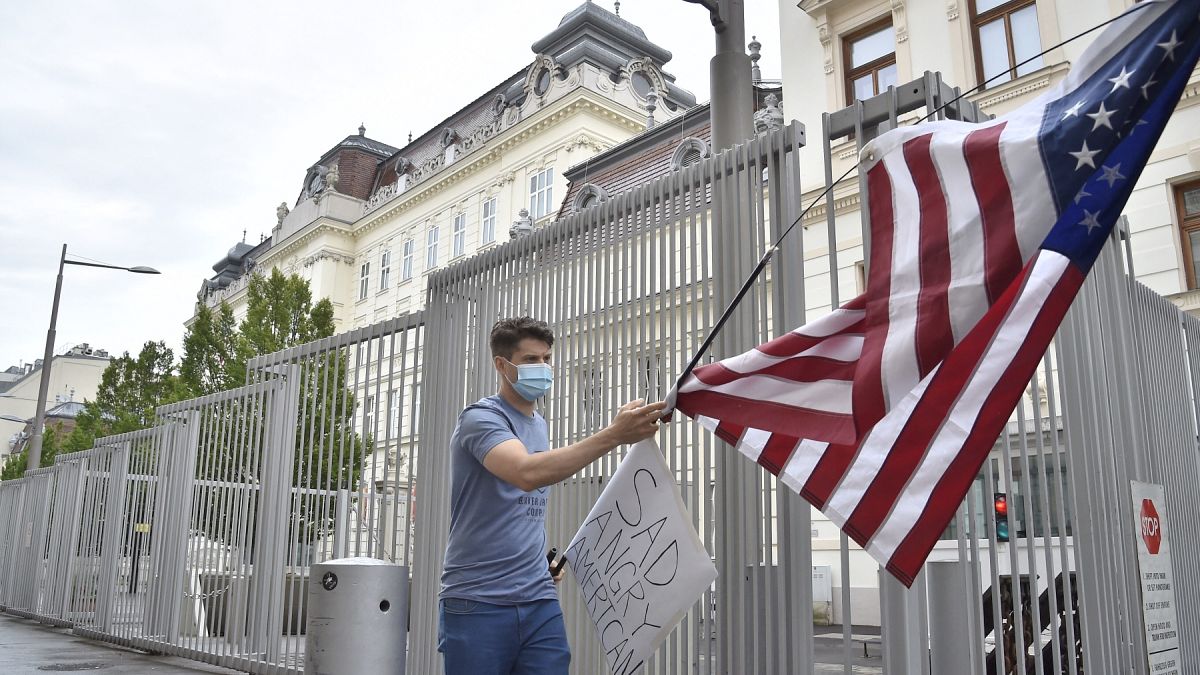 Avusturya'da ABD büyükelçiliği önünde, ABD'de yapılan 'Black Lives Matter' protestolarına destek veren bir kişi.