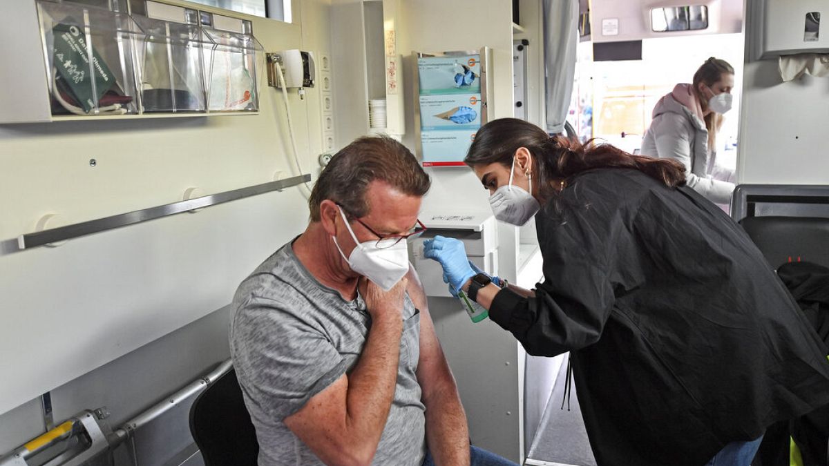 Mann bekommt Corona-Impfung in Köln-Chorweiler, 3.5.2021