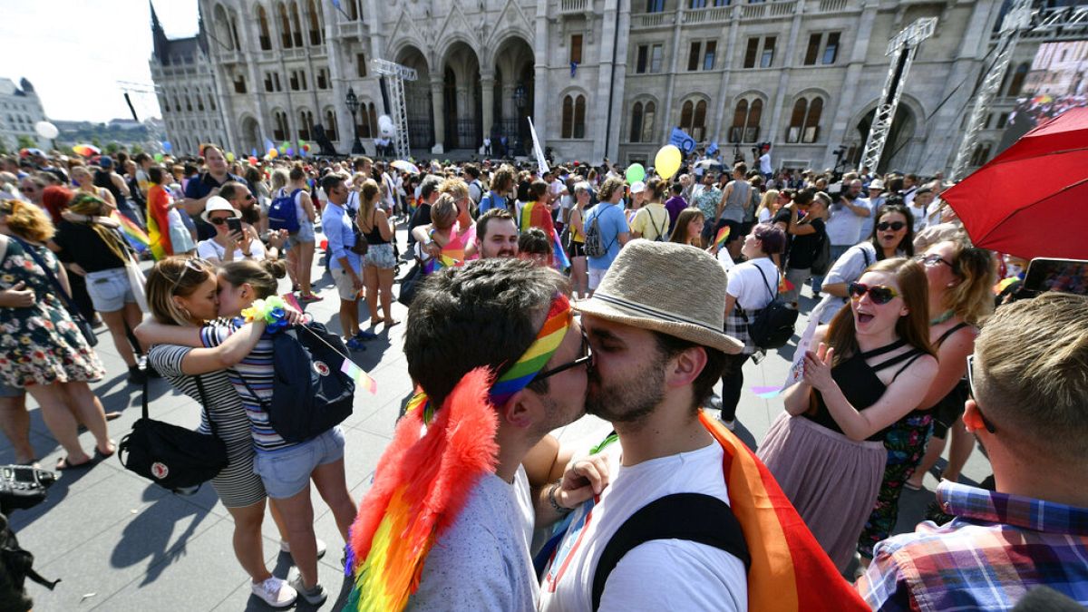 Párok csókot váltanak a 24. Budapest Pride előtt 2019 július hatodikán